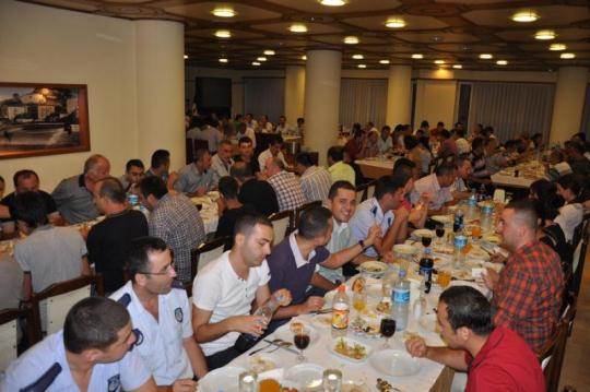 aksu-belediye-calisanlari-ile-iftarda-bulustu252_1.jpg